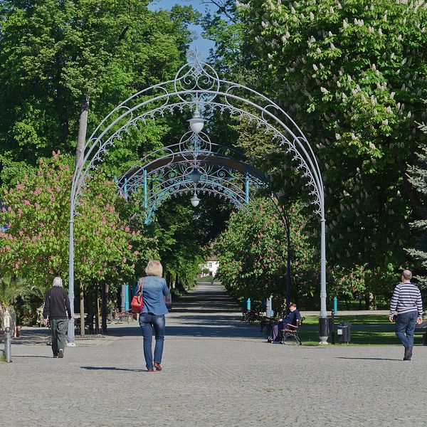 Fot. Jacek Halicki, CC BY-SA 3.0 PL, Wikimedia Commons Aleja z żeliwnymi łukami w Parku Zdrojowym w Kudowie-Zdroju