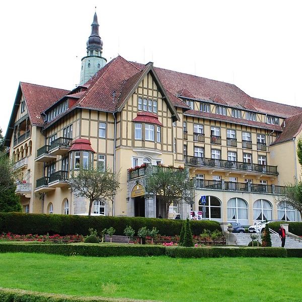 Fot. Marek Mróz, CC BY-SA 4.0, Wikimedia Commons Dawny Dom Zdrojowy, dziś Sanatorium Polonia, w którym mieści się Teatr Zdrojowy